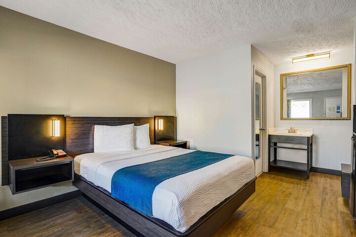 1 Queen Bed Micfridge (5 of 15)
