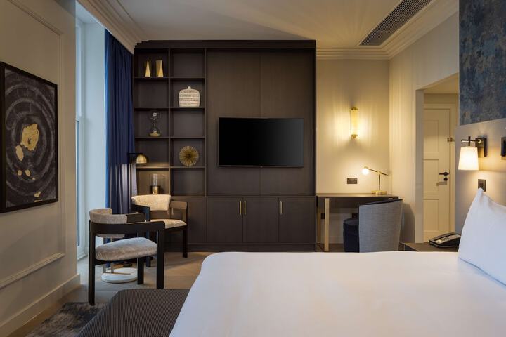 Room 36 of 182