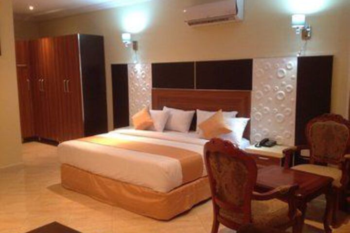 Room 6 of 17