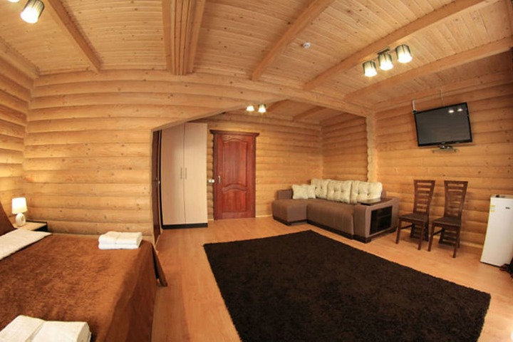 Room 6 of 76