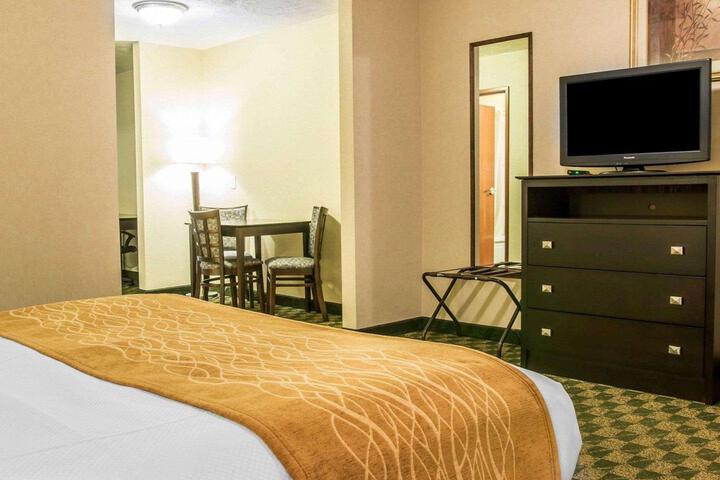 2 Queen Beds (2 of 3)