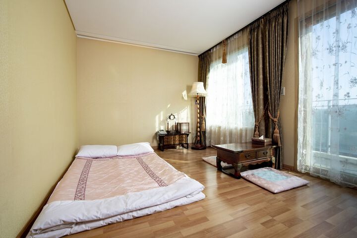 Room 13 of 33