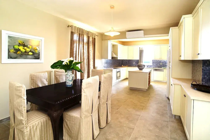 Room 4 of 25