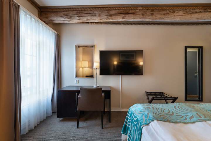 Room 12 of 83