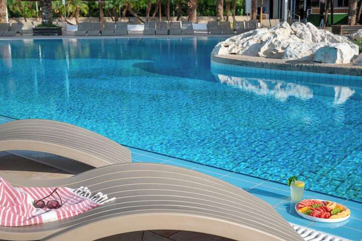Pool 72 of 108