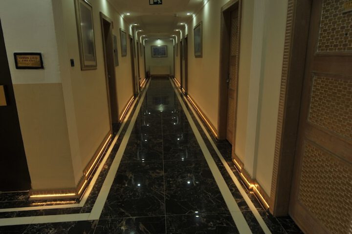 Ballroom/Hall 15 of 17