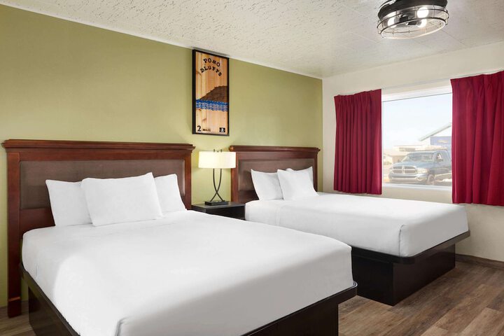 2 Queen Beds (7 of 14)