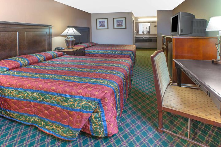 2 Queen Beds (2 of 3)