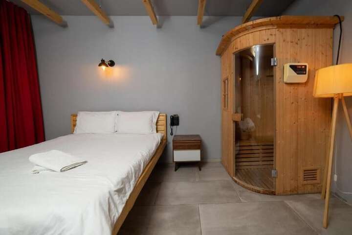 Room 8 of 27