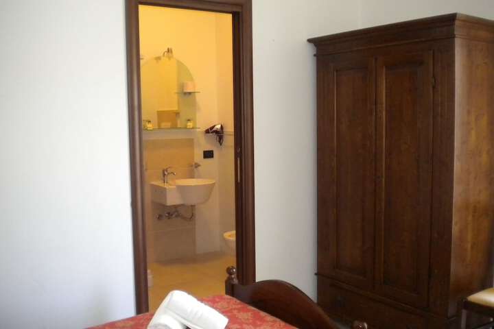 Room 11 of 32