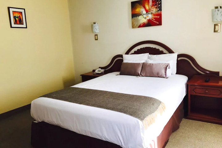 Room 5 of 8