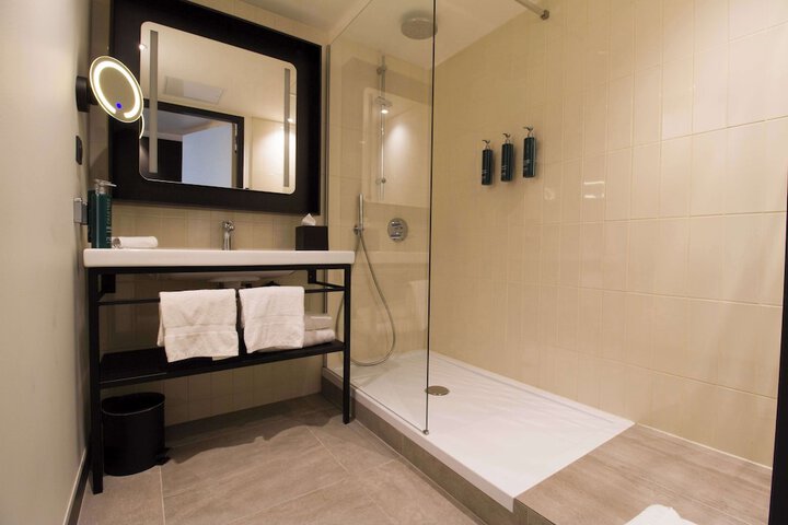 Room 44 of 153