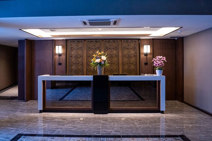 CHRISTEE SUITES HOTEL