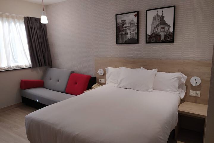 Room 6 of 42