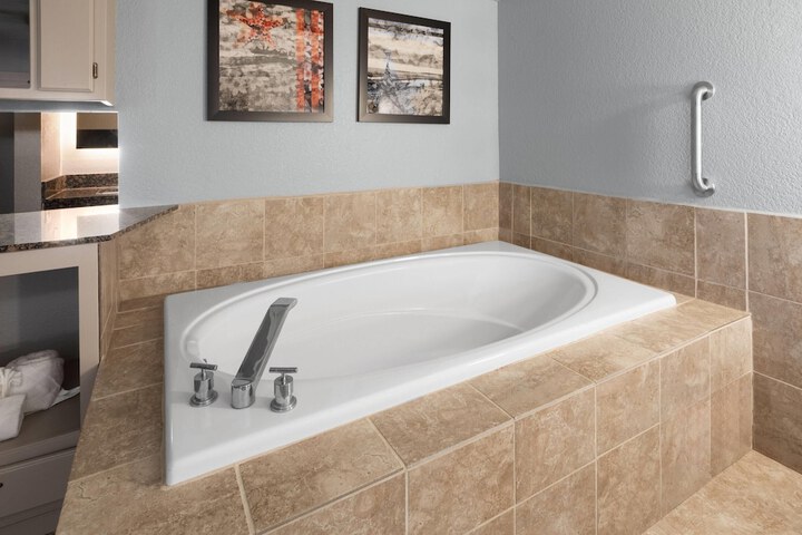 Jetted tub