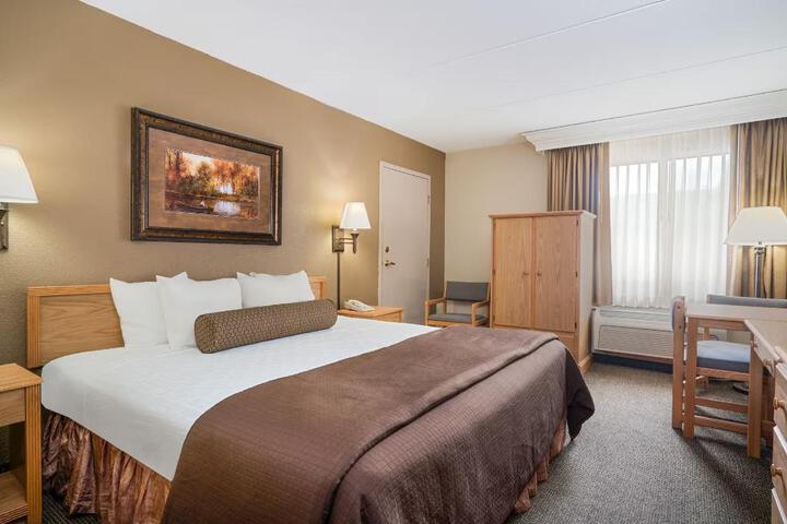 1 King Bed (1 of 10)