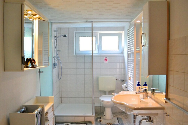 Room 9 of 16