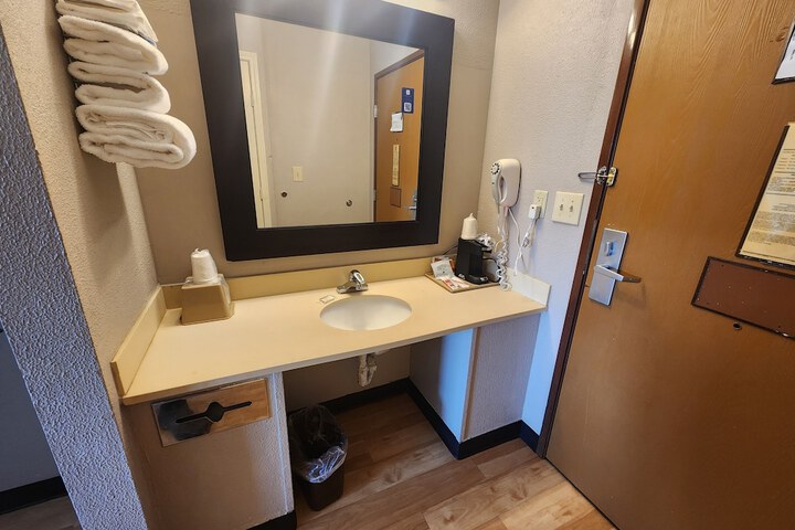 1 Queen Bed (6 of 13)