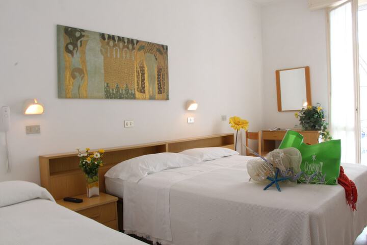 Room 9 of 37