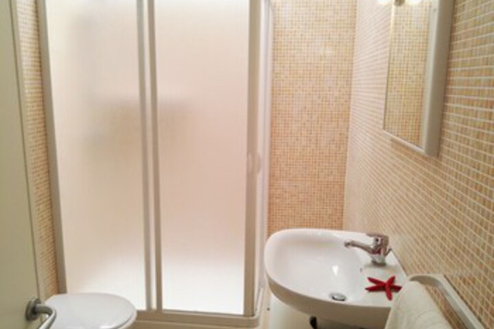 Room 3 of 32