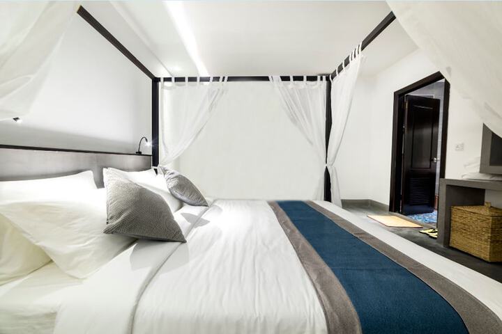 Room 14 of 76
