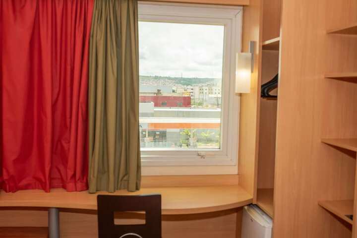 Room 13 of 32