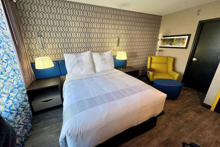 1 Queen Bed Work Desk Refrigerator WiFi Shower Only Full Breakfast (5 of 5)