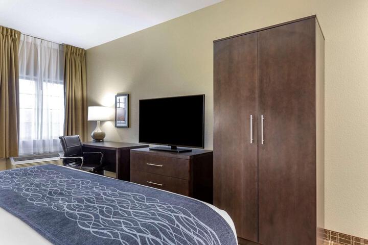 1 King Bed (2 of 12)