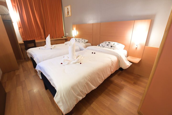 Room 8 of 25