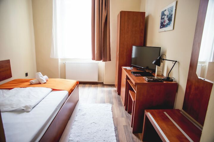 Room 8 of 38