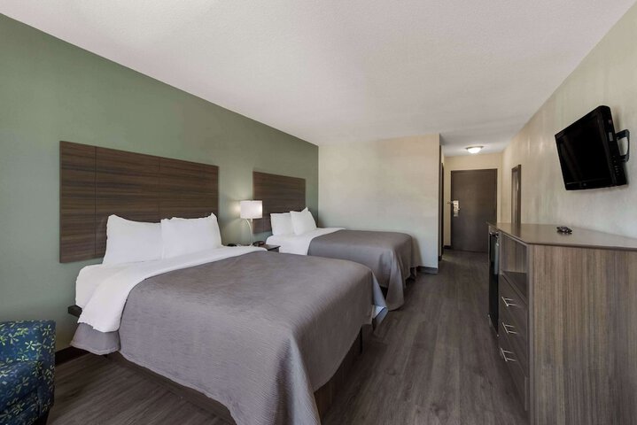 2 Double Beds (8 of 13)