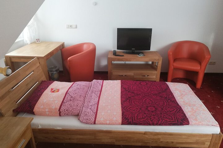Room 13 of 33