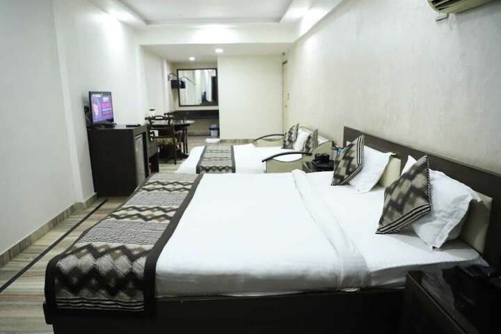 Room 10 of 31