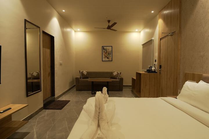 Room 6 of 8