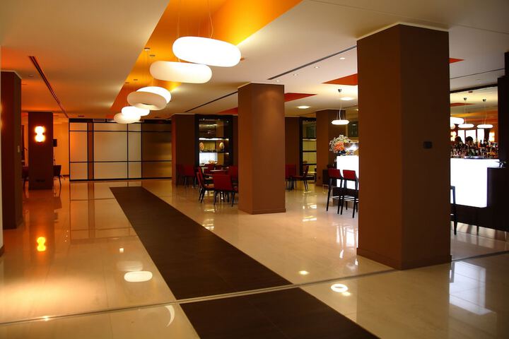 Lounge 36 of 48
