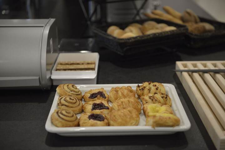 Breakfast/Coffee Service 26 of 43