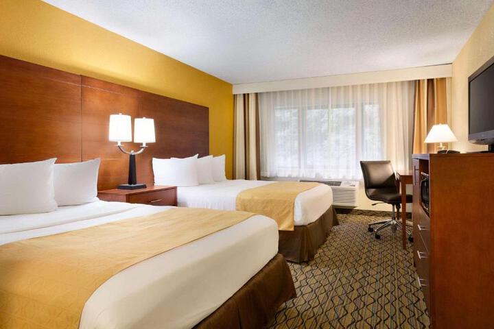 1 Queen Bed Accessible (3 of 9)
