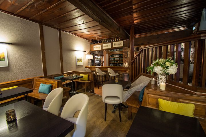 Lounge 22 of 25