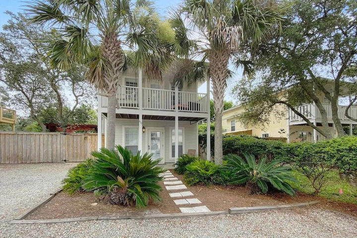 Image of Sandy Toes 2 Bedroom Home by RedAwning