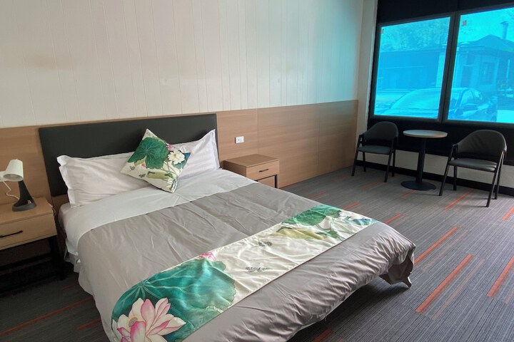 Room 6 of 28