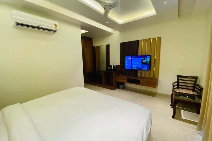 Room 8 of 16