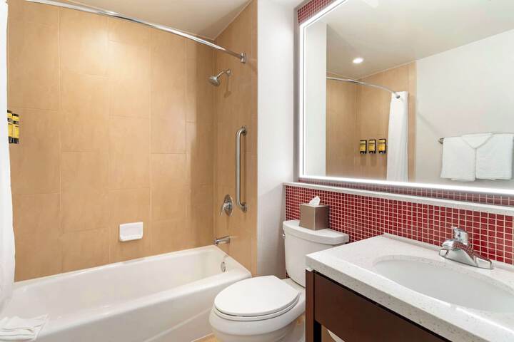 1 King Bed Exterior Accessible Microwave and Refrigerator Full Breakfast (3 of 10)