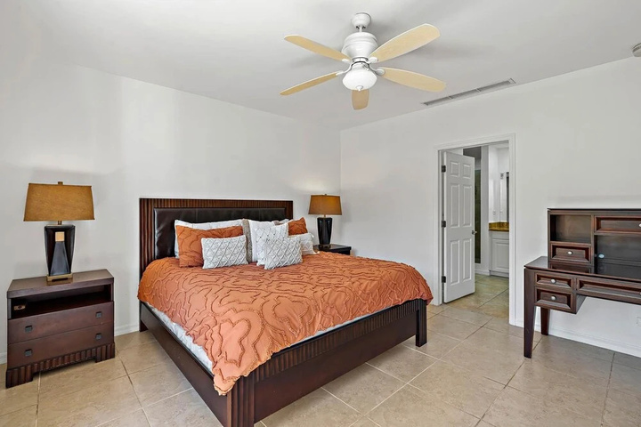 Room 4 of 12