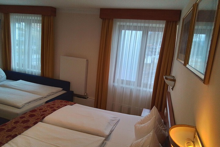 Room 6 of 13