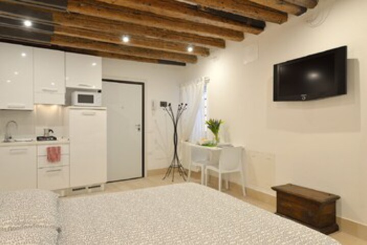 Room 16 of 28