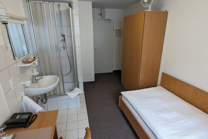 Room 7 of 34