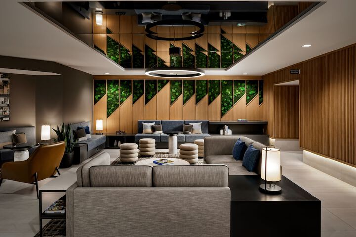 Lounge 23 of 29