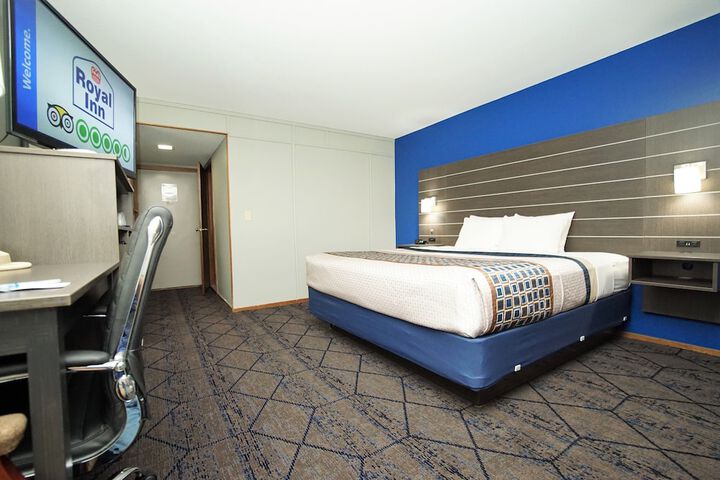 Deluxe King Bed (2 of 14)