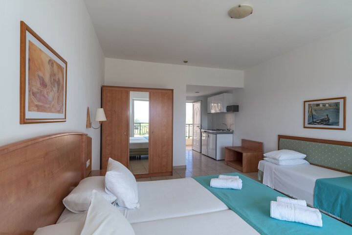 Room 12 of 25