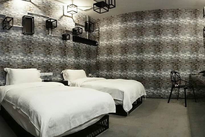 Room 13 of 89